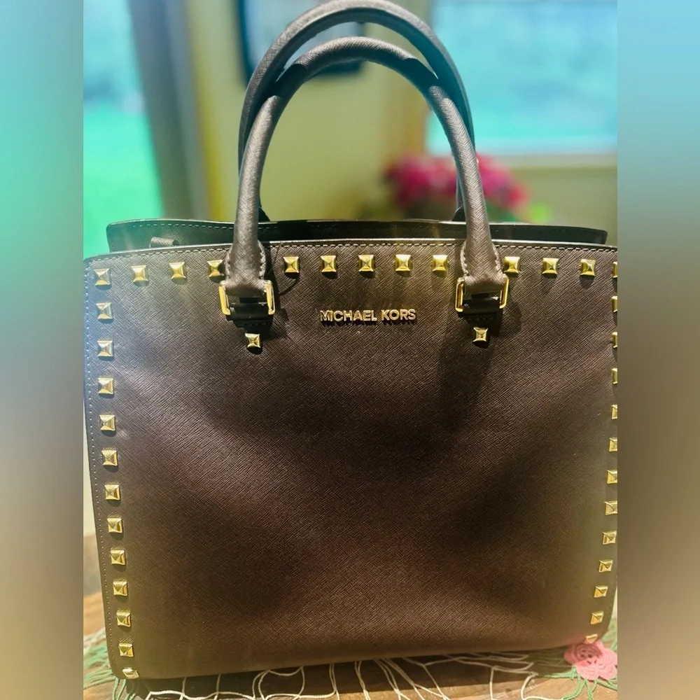 Michael Kors- “Selma” xl large Brown leather satchel with Gold Studded Accents. - Picture 2 of 7